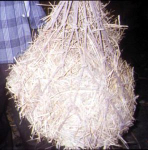 網に餌を入れ食べにくくして与える