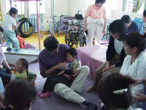 脳性まひ児の摂食訓練は、まず口唇閉鎖から始まる