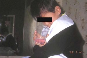 コップの水を眺める子供