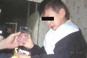 コップの水を嫌がる子供