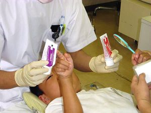 低濃度のフッ化物のジェルを選ぶ子供