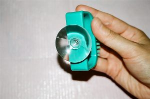 吸盤を差し込む