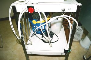 機械のコードをきれいにまとめる