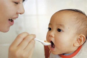 幼児の食事風景